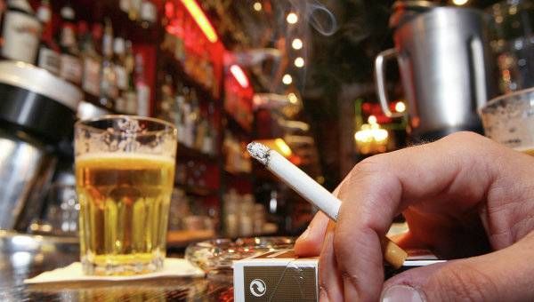 Sigara içenler, akşamdan kalma semptomlarını sigara içmeyenlere göre çok daha zor atlatıyor
